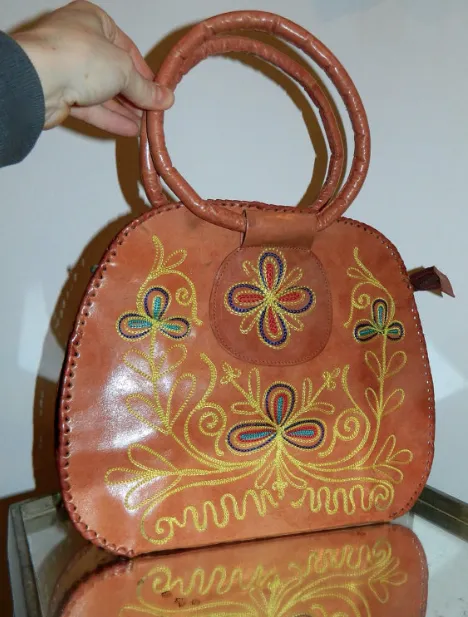 vintage 1970s embroidered bag / brown leather HIPPIE purse / floral handbag